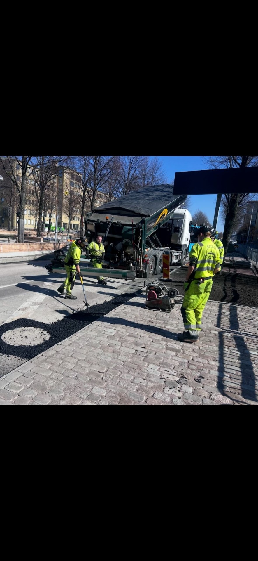 Asfaltlagning på stenlagd gata i centrala Göteborg