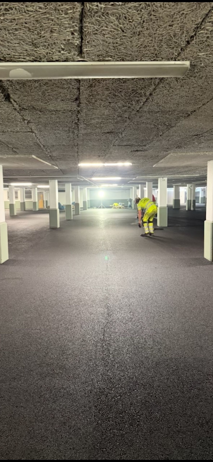 Färdigasfalterat garageplan under bostadshus i Göteborg