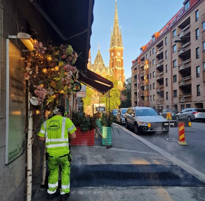 Asfaltering av innerstadsgata i Göteborg med Oscar Fredriks kyrka i bakgrunden