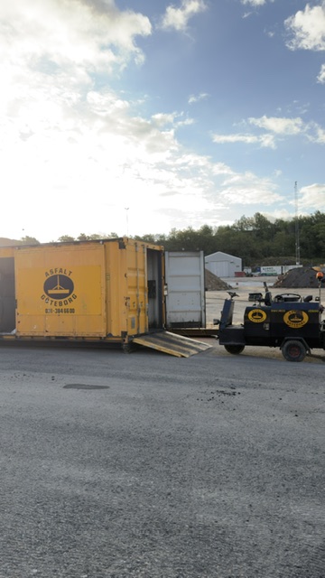 Hjullastare och container vid etablering på asfaltprojekt