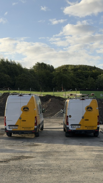Två servicebilar från Asfalt i Göteborg på arbetsplats
