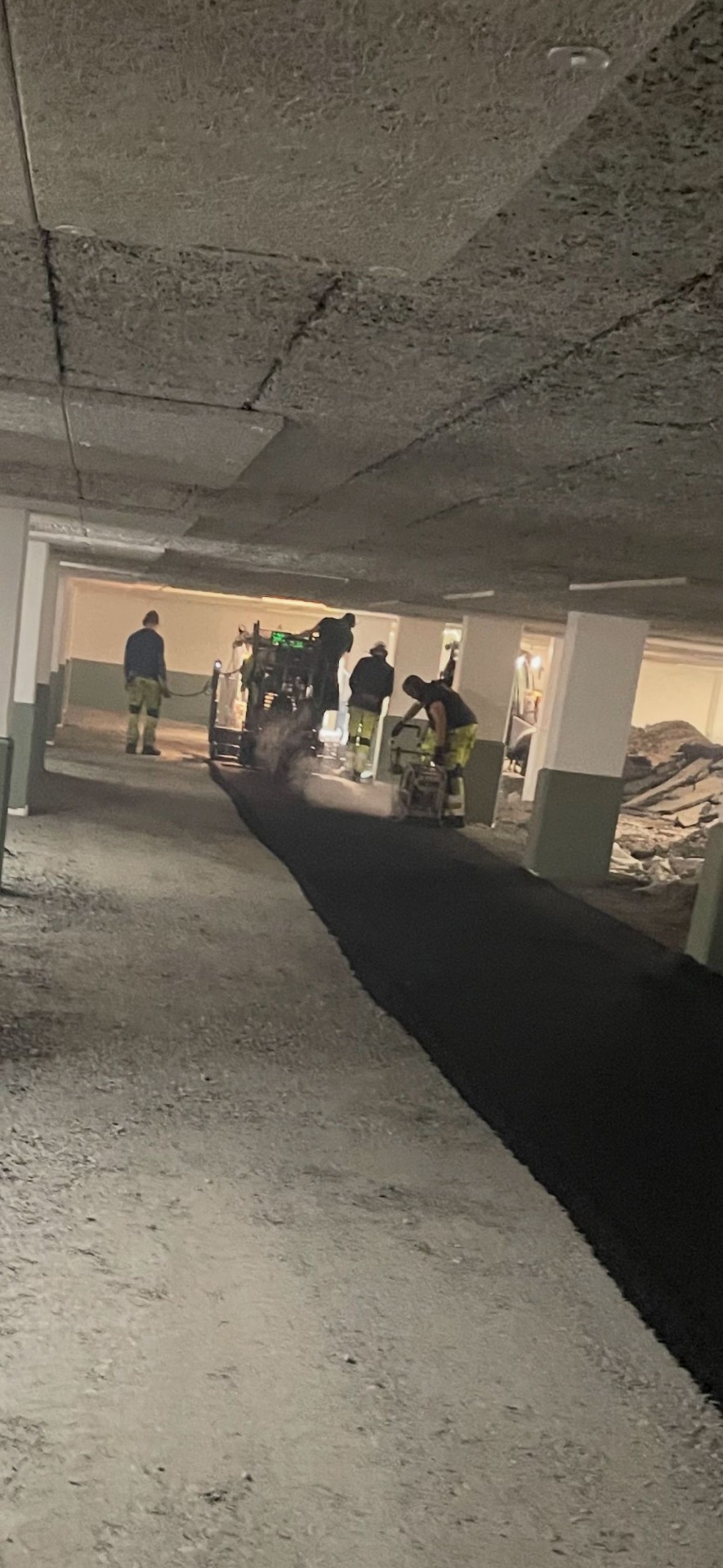Asfaltering inne i garage – bitumenbundet lager läggs ut