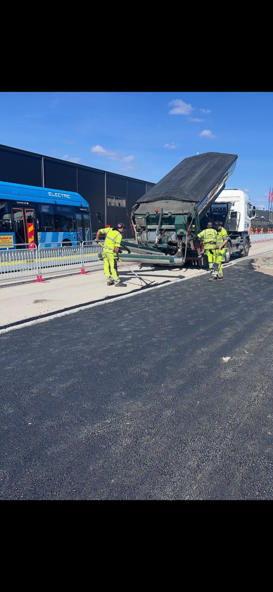 Asfaltläggning vid bussterminal en solig dag i Göteborg