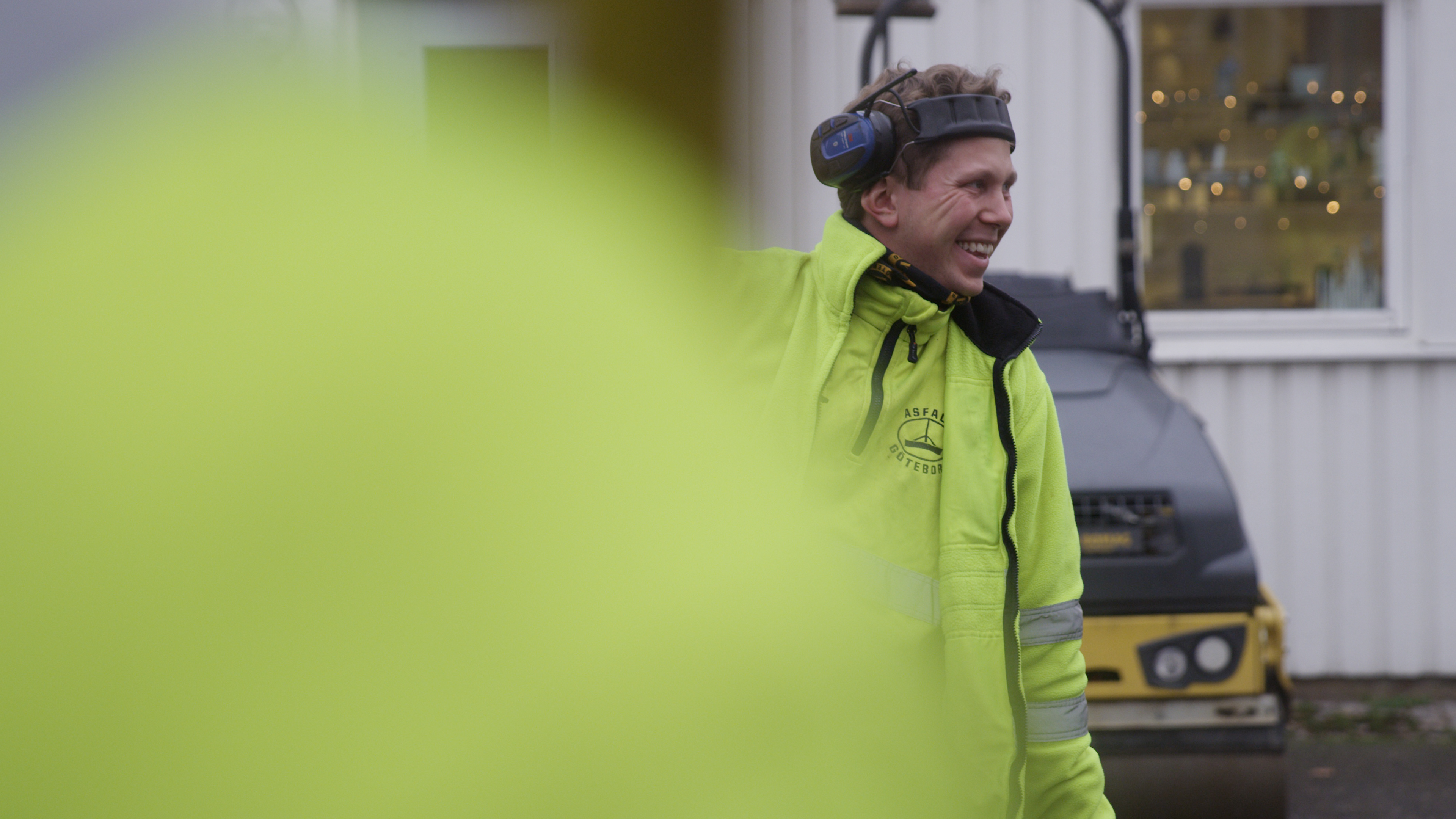 Laga potthål och sprickor i asfalt — DIY-guide 2026
